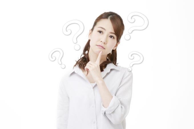 考える女性