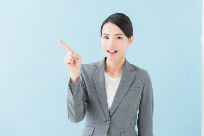 指をさす女性