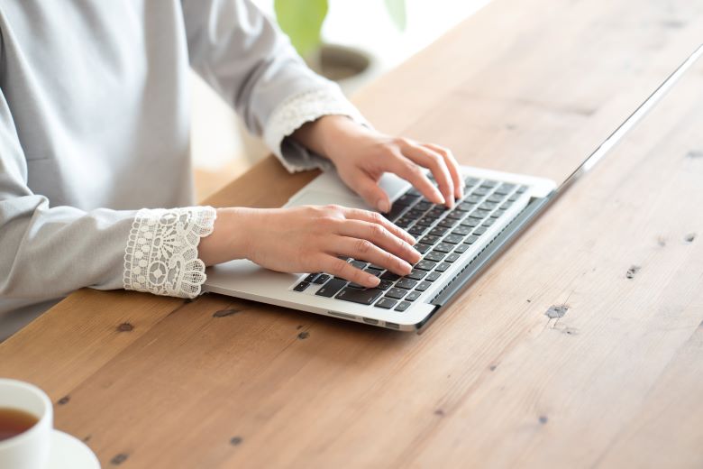 パソコン作業をする女性