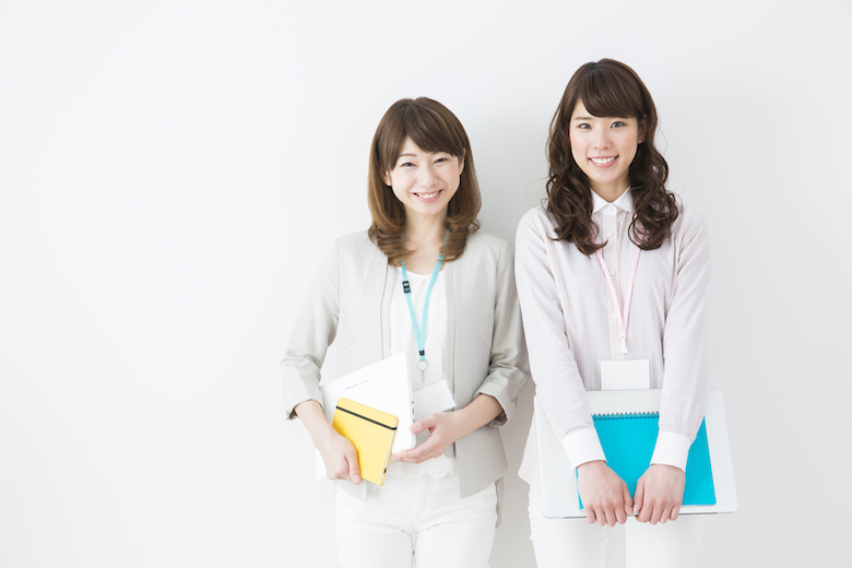 オフィスカジュアルの女性