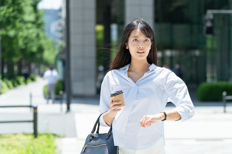 遅刻する女性